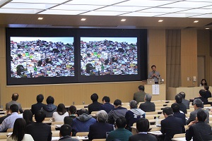 第1部：山崎満広氏による基調講演の様子