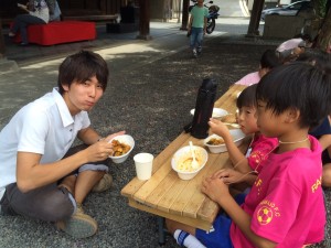 出来上がりのカレーをみんなで試食