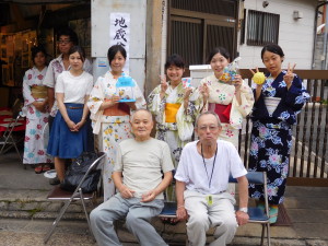 参加茶道的当地人和参与粟田口茶镇开发的每个人