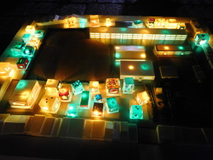 翔鸞小学校三年生と作成された翔鸞地区のミニチュア模型ライトアップ展示の様子